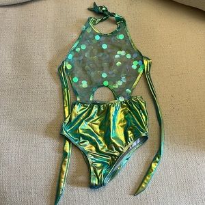 Iridescent mesh body from Roma